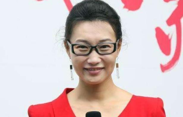近照 42岁李梓萌近照,戴假发主持13年,摘下头套瞬间惊艳众人