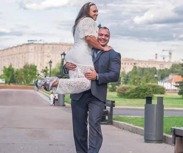 强壮|俄罗斯最强壮的女人，浑身肌肉致无法生育，其丈夫却表示理解