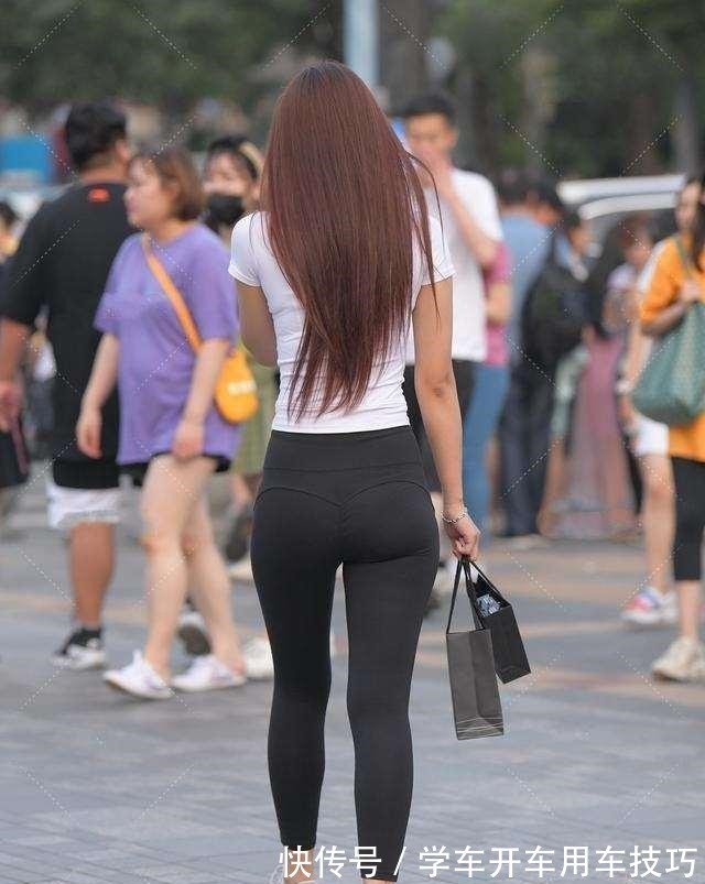 上衣 黑色打底裤搭配性感时尚上衣,看起来更性感,打造上半身的比例!