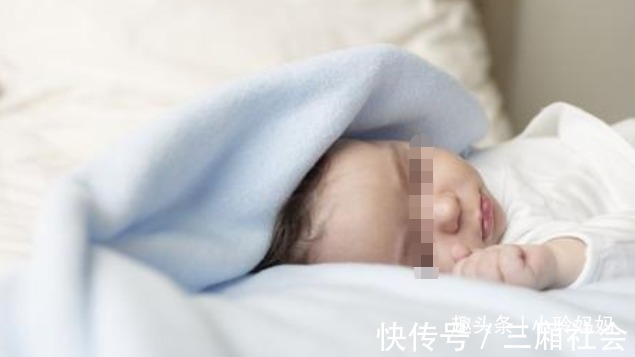 枕头|为何新生儿睡觉时喜欢高举双手里面藏有大学问,父母要知道