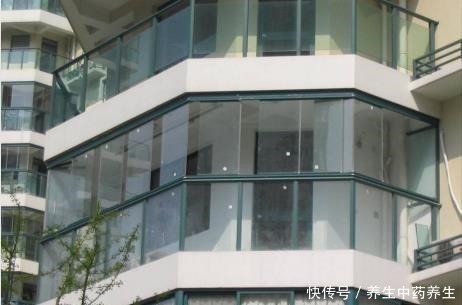 阳台上|封阳台不要傻傻用铝合金窗了，聪明人更爱装这种代替，后悔才发现！