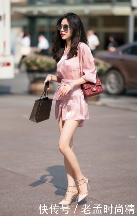 街拍出门太着急,穿件“睡衣”就出门,生怕别人不看你