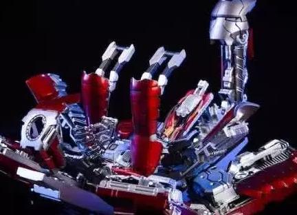 钢铁侠|知道钢铁侠皮箱变身器吗居然有大神把他做成了手办,五秒钟华丽变身