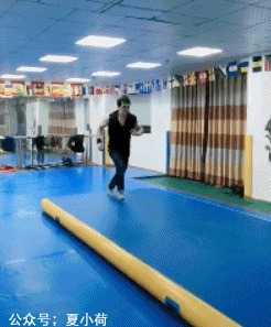 |搞笑GIF段子:今天新买的苹果手机,找了好几家了都贴不上膜!