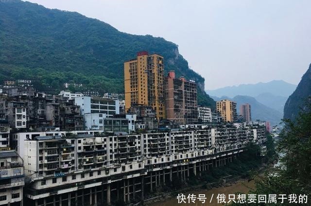 云南宽度只有400米的县城，两座青山一条河，看到房屋不敢住