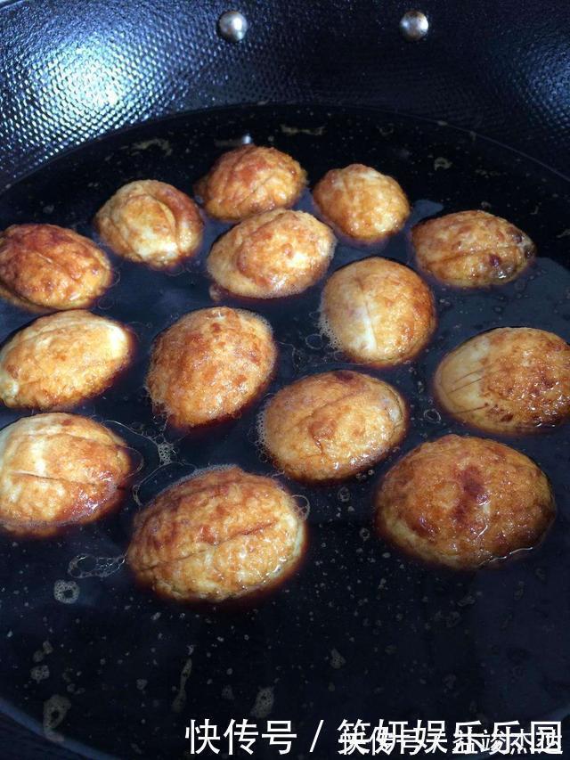 清水煮鸡蛋太普通，先煎后煮的鸡蛋才好吃，连蛋黄都入味！