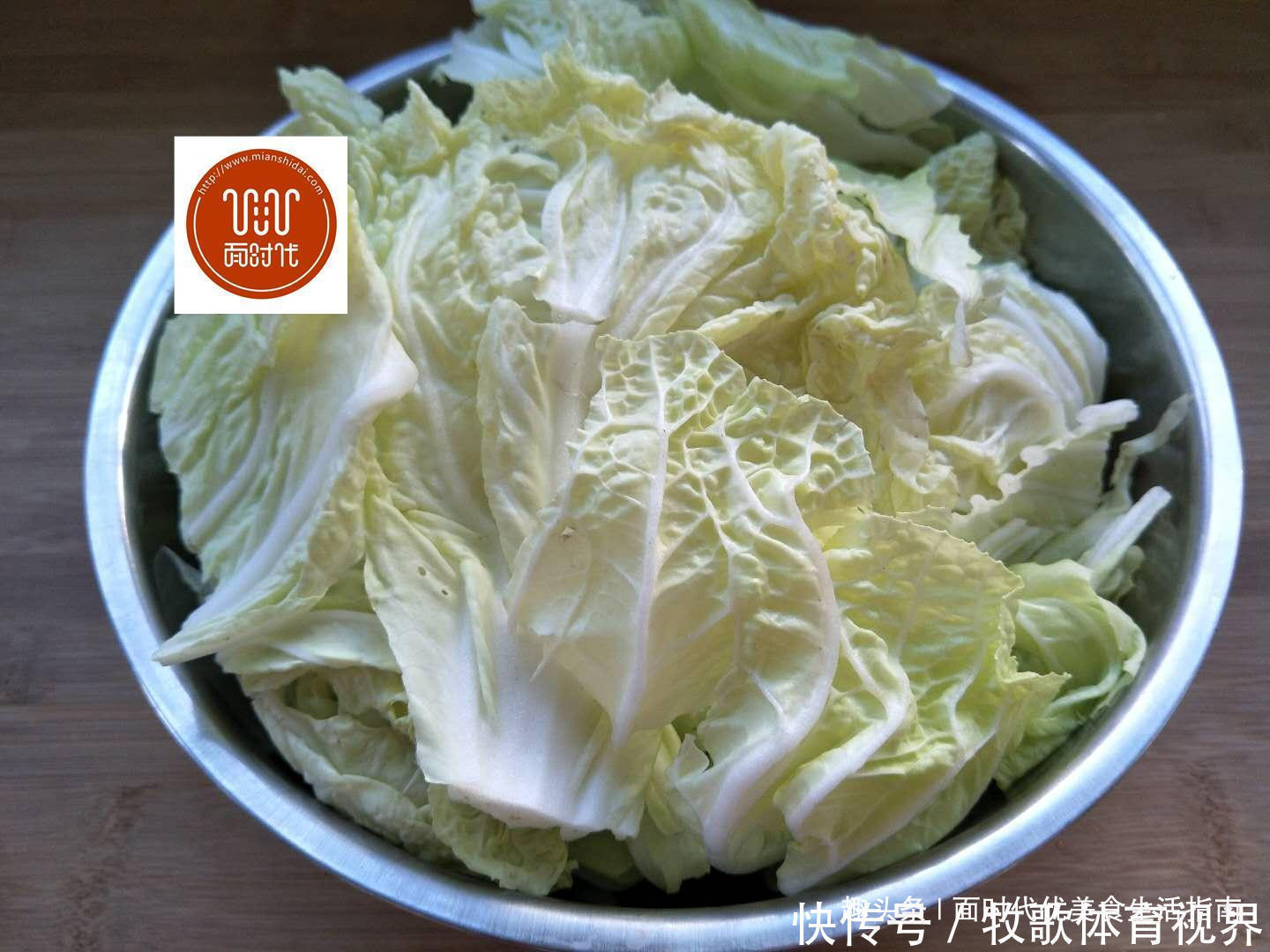 别再炒白菜炖白菜了，教你做成白菜丸子，酥脆鲜香拿肉都不换 ！