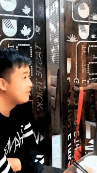 |搞笑GIF:姑娘 虽然你长得挺好看 但你进门的样子我还是笑出了声