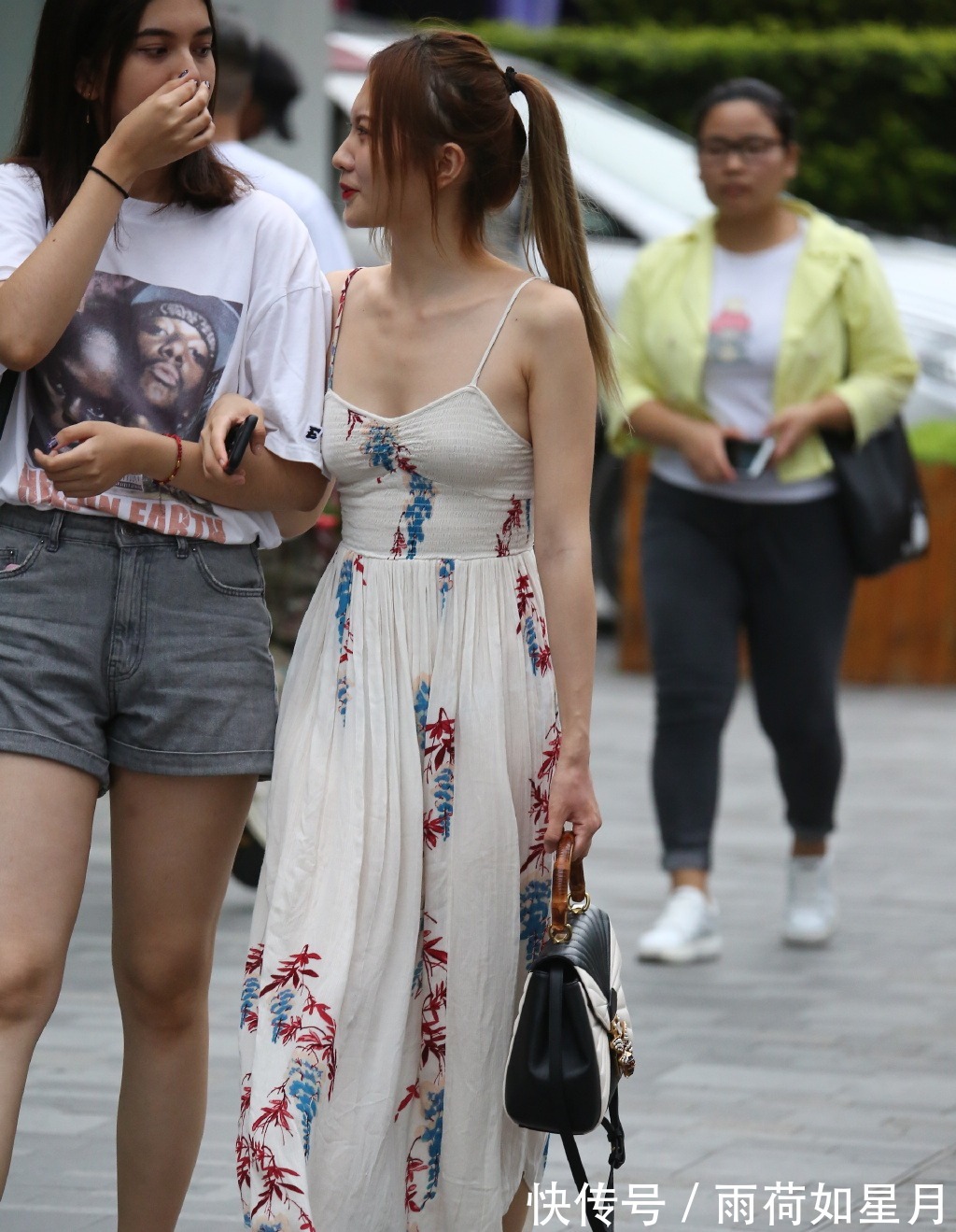 别致 时尚女生的别致穿搭,选择清新“吊带”,展现成熟魅力!