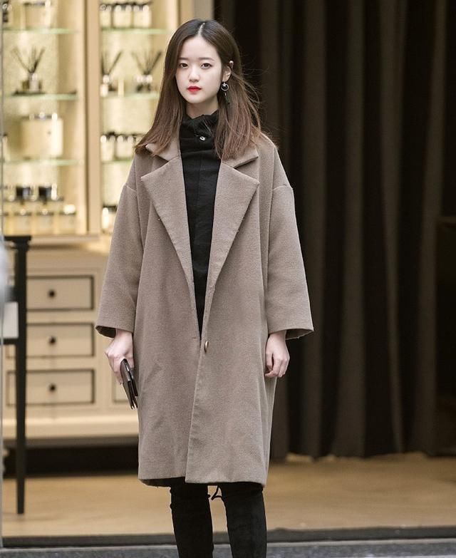 清爽简约的大衣很有时尚格调，也给人一种清爽唯美的感觉