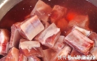 炖排骨|炖排骨,直接焯水是大错!大厨教你一招,排骨软烂无腥味,特鲜香