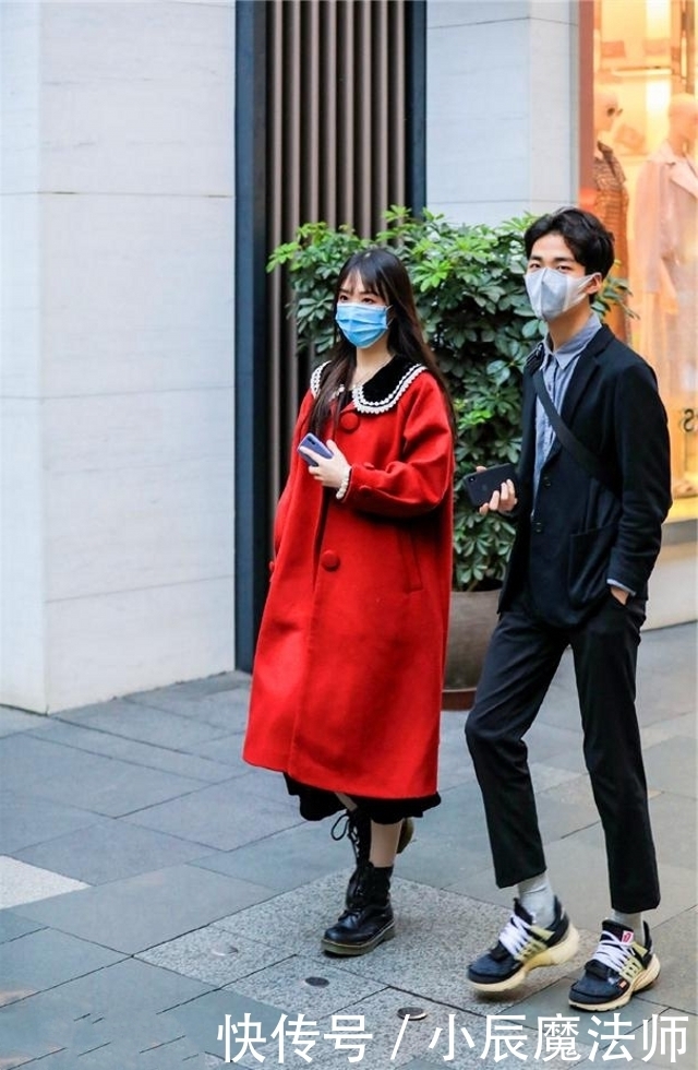 路人街拍,美女一身简约的纯白色风衣穿搭,穿出了女性的知性魅力