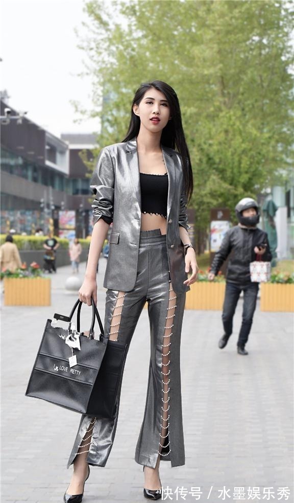 硬朗 小姐姐很会穿,裤子上都是珠子,漂亮又好看