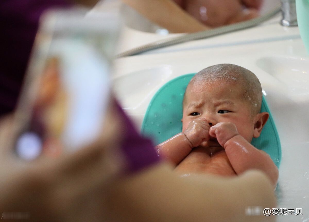 睡觉|孩子冬季洗澡后皮肤干燥，做好这4步，不仅皮肤好睡觉也安稳