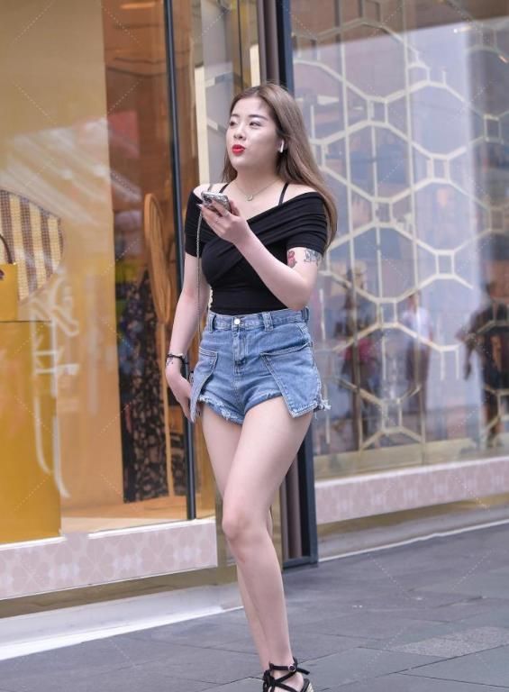 邻家姐姐造型“不一般”，两条抹布从腰缠到肩膀，腿长就是任性！