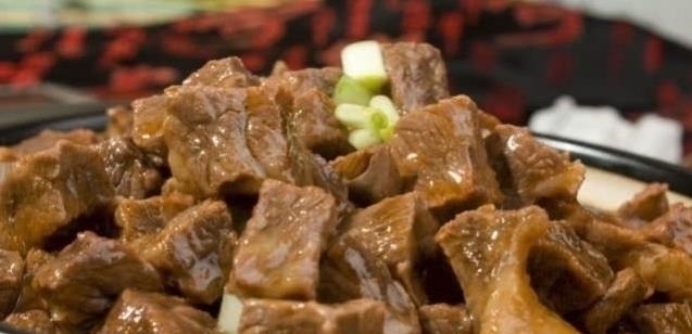 煮牛肉时,直接下锅煮,大错特错,牢记这2个诀窍,牛肉又软又烂