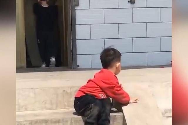 妈妈|自从去了奶奶家,瞧到儿子在院子里晒太阳的画风,妈妈笑喷了