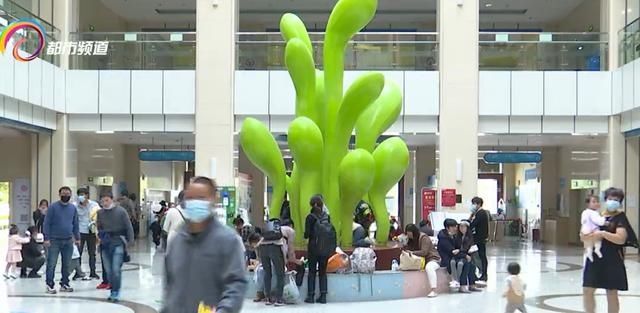 价格少则十元，多则上百元，儿童化妆品销售“走俏”，真的安全吗？