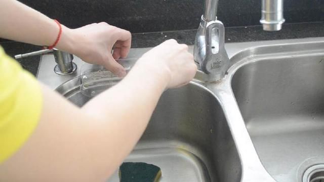 塑料瓶别再扔了,改造一下,粘在厨房里有大用处,省钱又实用