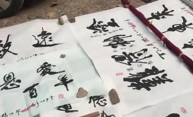 地摊经济|80岁老人“地摊书法”,内敛含蓄,有舒同神韵,专家:江湖体