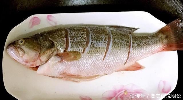 腥味|清蒸鲈鱼不要加盐和料酒腌制了,教你一招,鱼肉没一点腥味