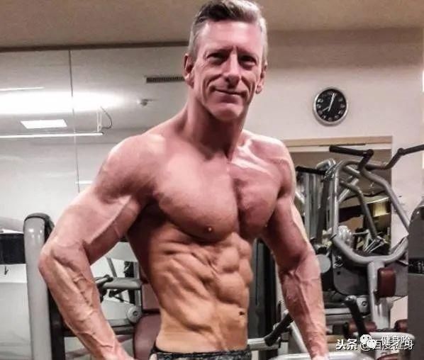 健身房|40岁男人与20岁小伙一起健身6个月后,双方身体会出现什么差别