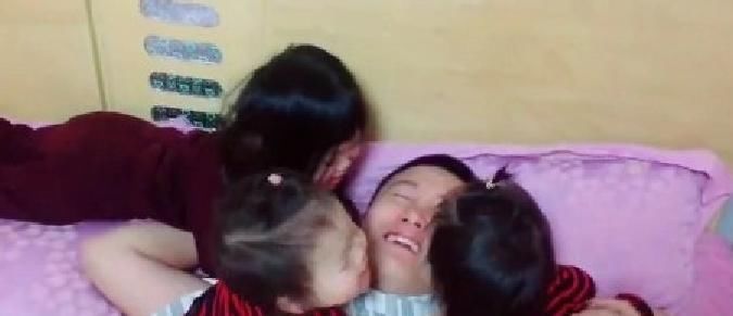 女儿|“受宠奶爸”每天被3胞胎女儿吻醒,感觉人生已经达到了巅峰