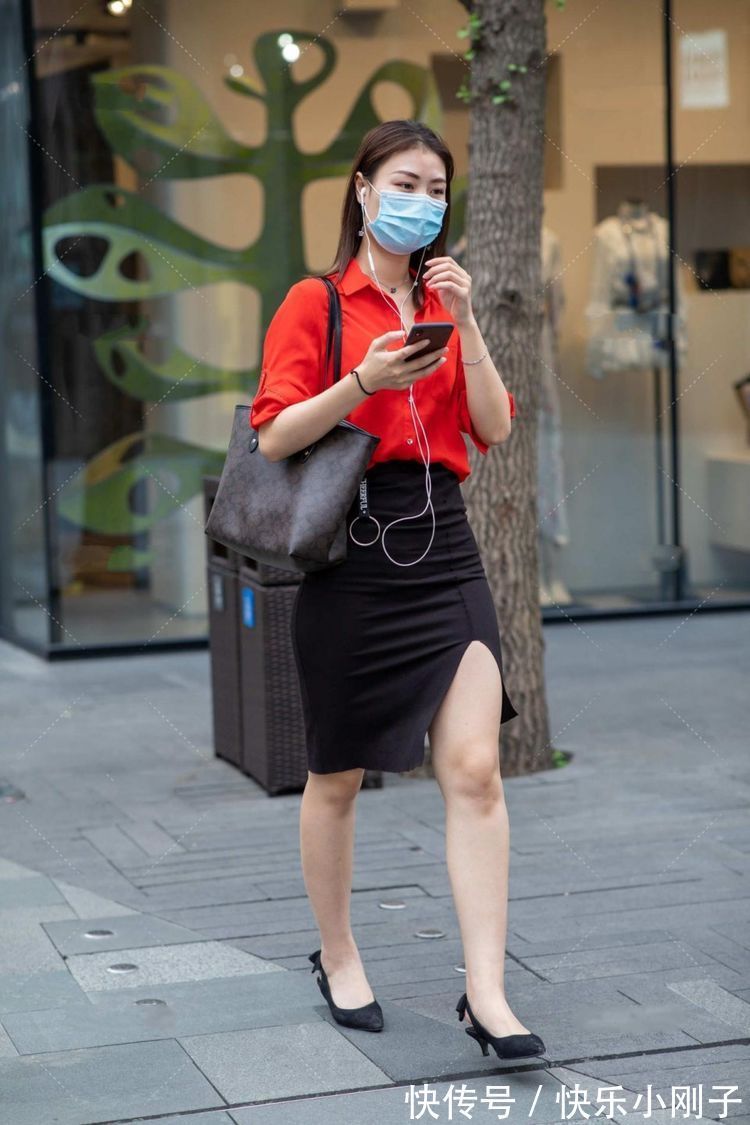 街拍 红色的服饰行走在人流中,总能引起一波回头率,这就是红色的时尚