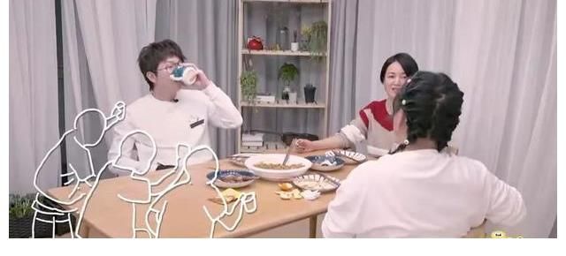 毛不易的沙发很舒服，但还不够