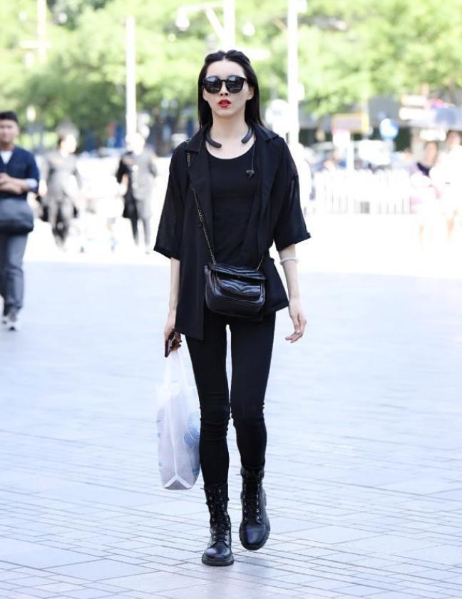 优雅|街拍小姐姐牛仔裤搭配舒适时髦的开衫,营造出优雅的气息