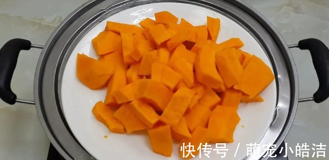 南瓜这样做才简单,锅里炸一炸,外皮焦脆又空心,比面包蛋糕还好吃