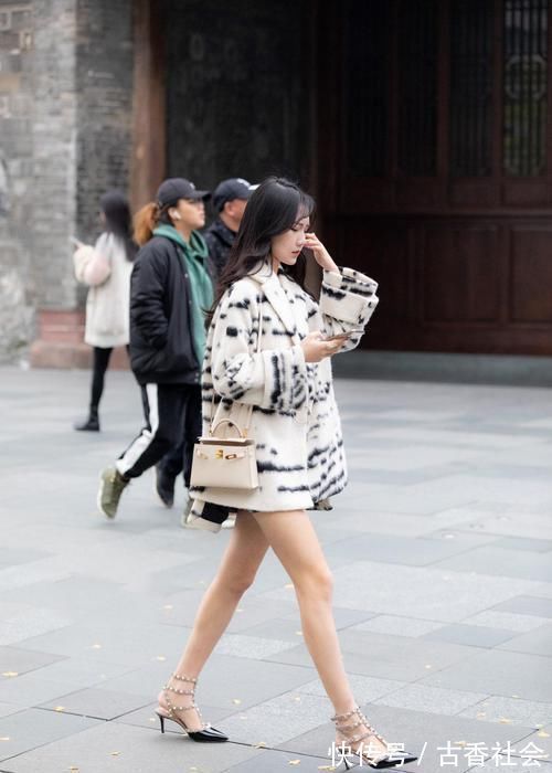 打扮 男人看美女,打扮亮眼重要,还是穿搭性感更重要