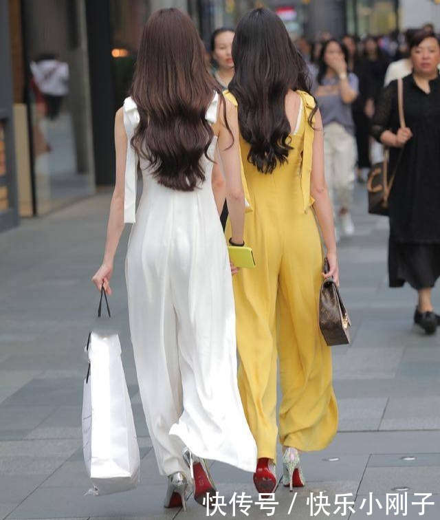 选择|御姐范十足的双胞胎,时尚穿搭吊带连体裤,尽显高挑女神范