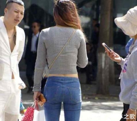 牛仔裤穿搭更显时尚韵味, 轻松穿出迷人的线条感！