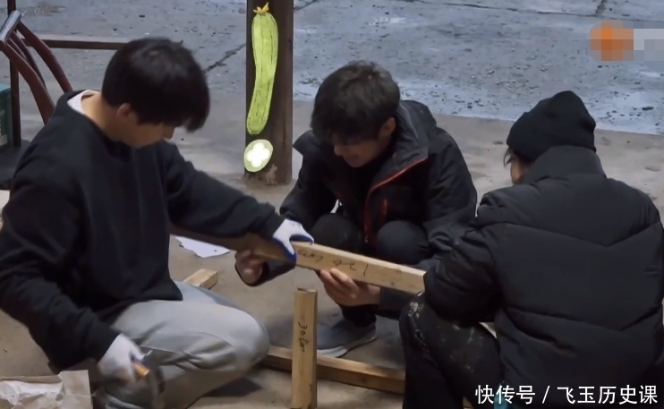 钉子太短,彭昱畅钉木头却“一场空”,何炅的表情过于真实了