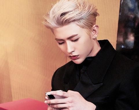 《黄河篇》晒手绘海报,baby等人都张着手,唯独蔡徐坤有“小心思”