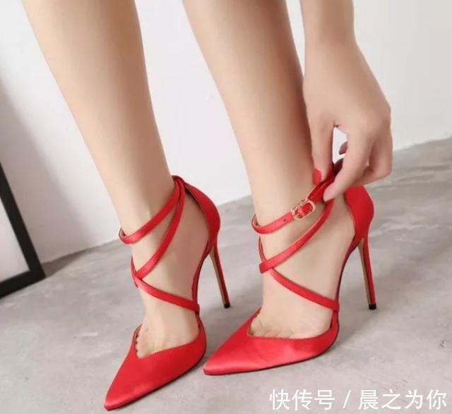 潮流 细跟鞋融入经典元素,彰显出不一样的潮流范儿!