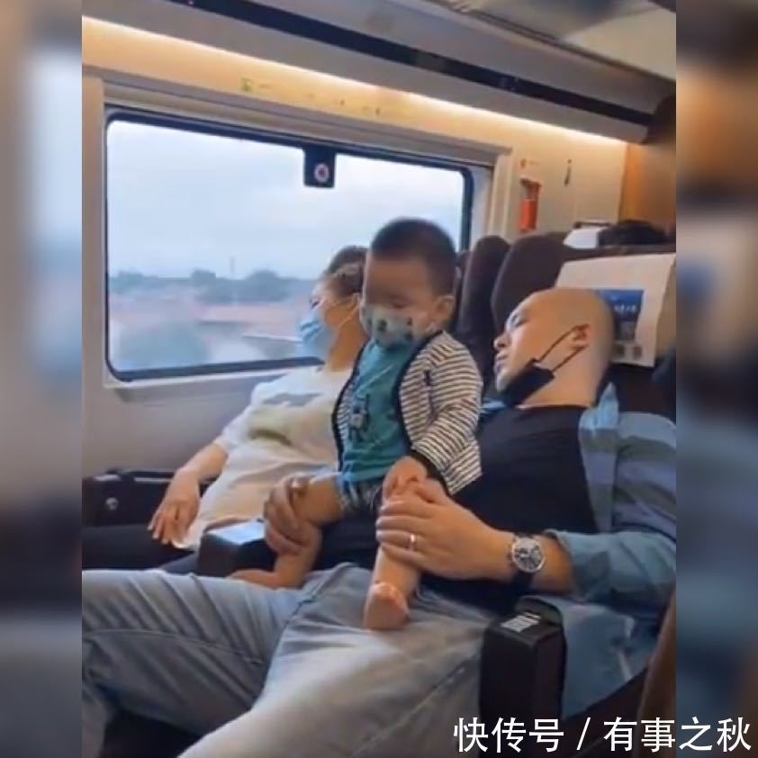 出行|萌娃高铁上替熟睡的爸妈“站岗”火了，网友为这个家付出太多了