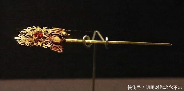 老太太带着金钗去鉴宝,上面刻有5个字,专家问到:你是格格?