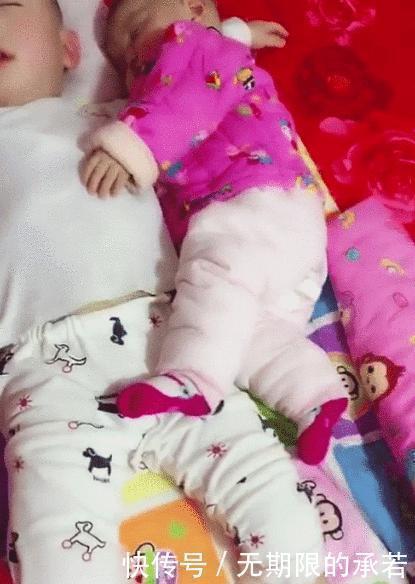 睡姿|“最暖的哥哥”火了,4岁哥哥哄妹妹睡觉,掀开被子后睡姿太暖心