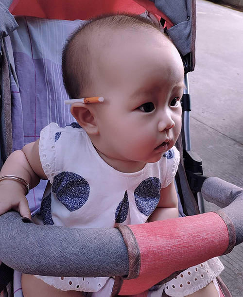 栏杆|“最谨慎宝宝”火了，跟爸爸外出遛弯遇栏杆，小心翻越萌翻网友