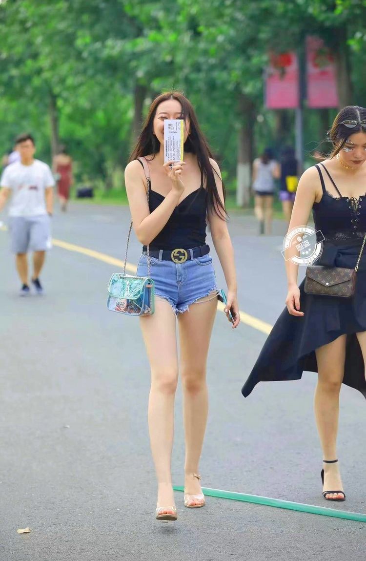 街拍:干练时尚的美女丰腴有致,优雅温馨中透着女神小性感