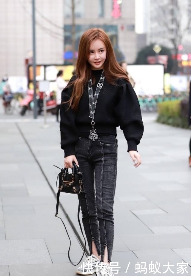 街拍:牛仔裤简洁大气,打造窈窕身材超有型