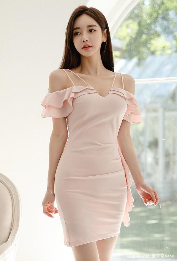 曲线|美女孙允珠美绝了粉色吊带裙秀凹凸身材,S曲线太撩人