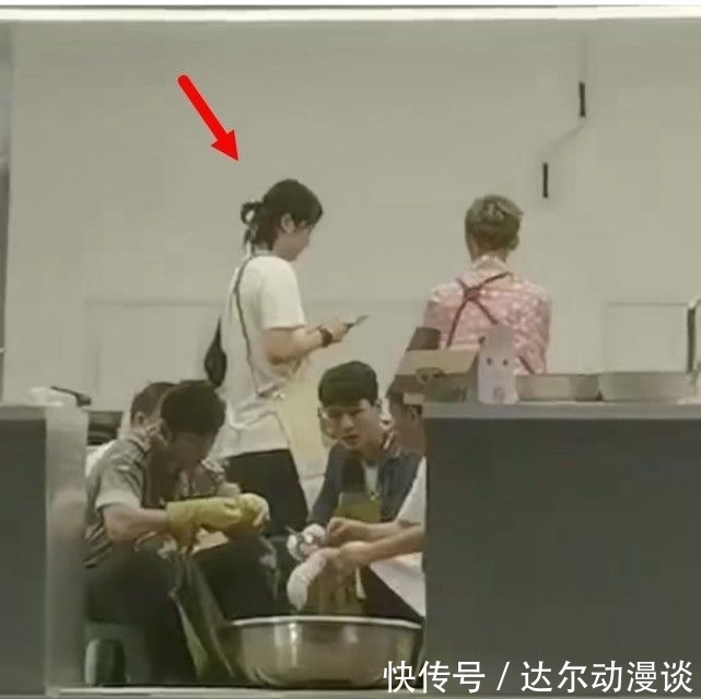 路透|《中餐厅》新路透：龚俊清洗小龙虾，周也丁真超市采购颜值高