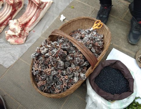 大叔路边卖“稀罕”小吃,10元一斤不涨价,顾客错过要等一年