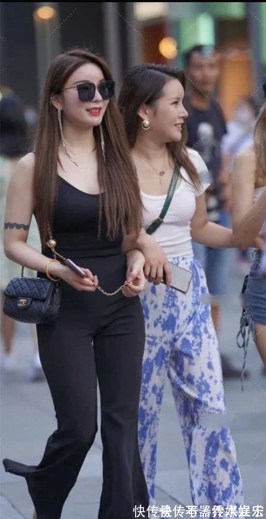 街拍 黑色阔腿裤搭配大圆领T恤,彰显时尚知性与韵味,颇有名媛淑女范