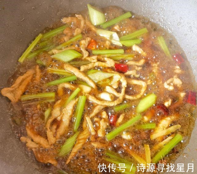 一溪月|芹菜肉丝炒面,油润鲜香,好吃极了!