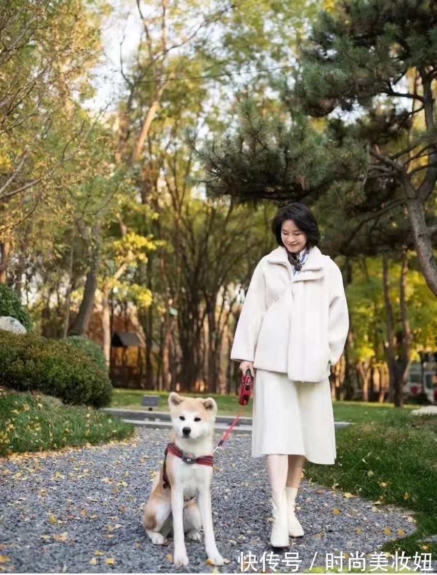 露腿|50岁女人可以露腿吗?看看素人博主的穿搭,不仅高级还减龄