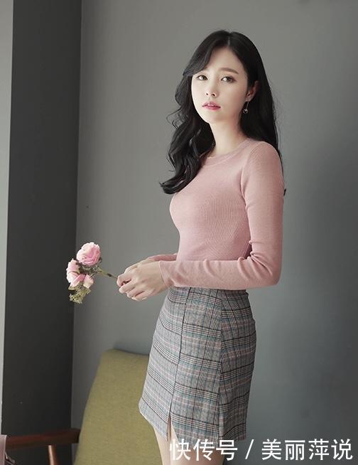 美女街拍:粉色针织打底上衣搭配格子半身裙,青春减龄,显高显瘦